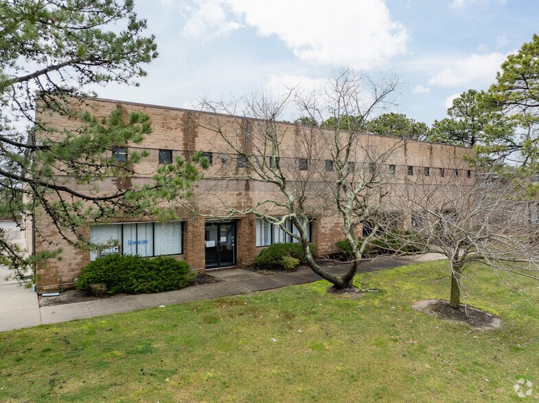 28 Sawgrass Dr, Bellport Village, NY for sale - Building Photo - Image 1 of 1