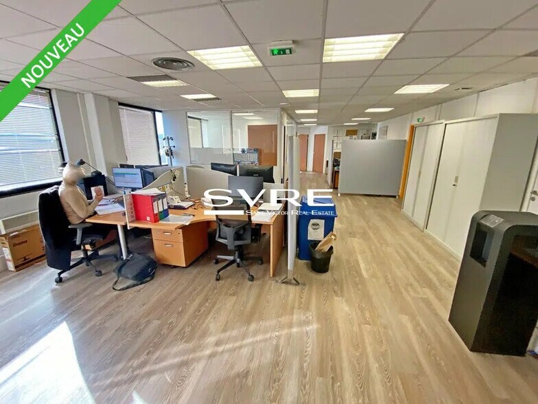 Office in Vitrolles for lease - Interior Photo - Image 2 of 6