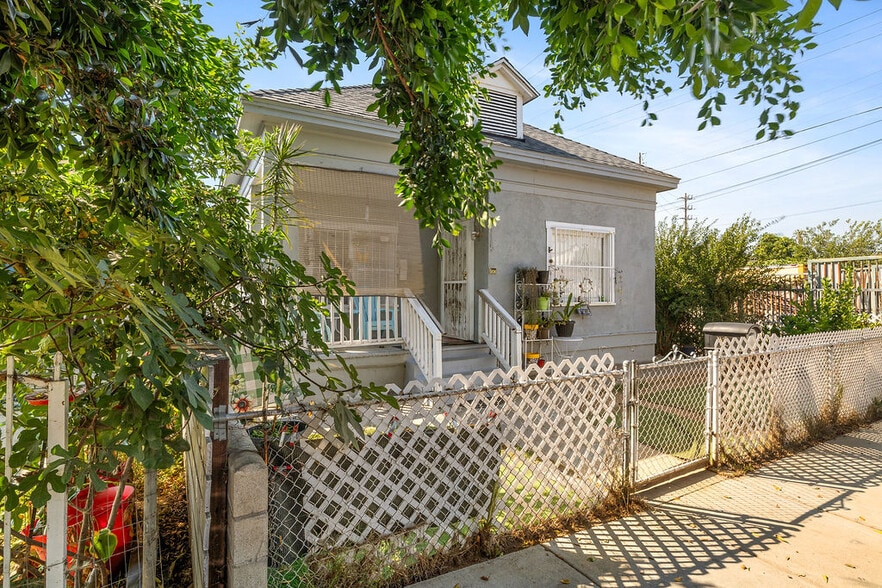 115 S Fresno St, Los Angeles, CA for sale - Building Photo - Image 2 of 24