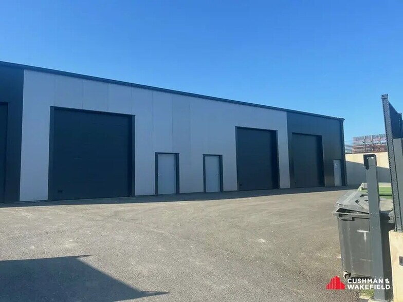 Flex in Montussan for lease - Building Photo - Image 1 of 5