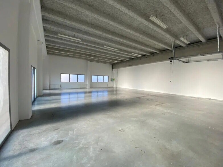 Flex in Saint-Priest for lease - Interior Photo - Image 3 of 4