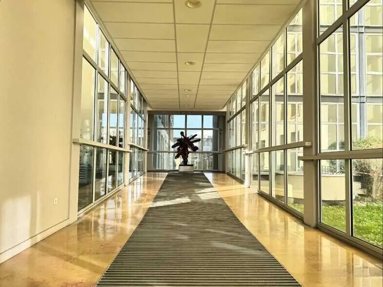 Office in Villeurbanne for lease - Lobby - Image 2 of 3