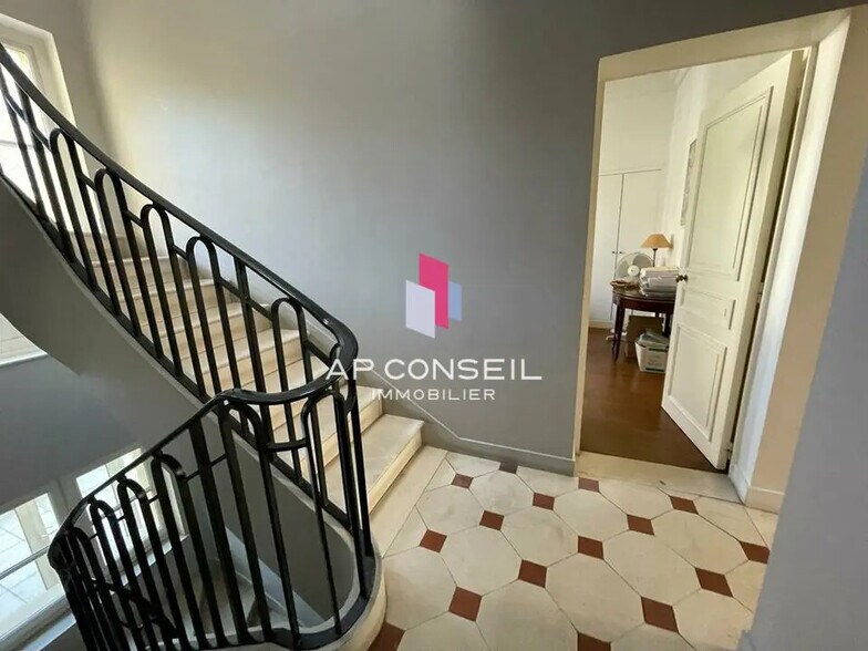 Flex in Versailles for sale - Building Photo - Image 3 of 10