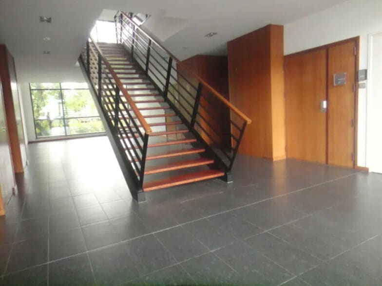 Office in Limonest for lease - Lobby - Image 2 of 8