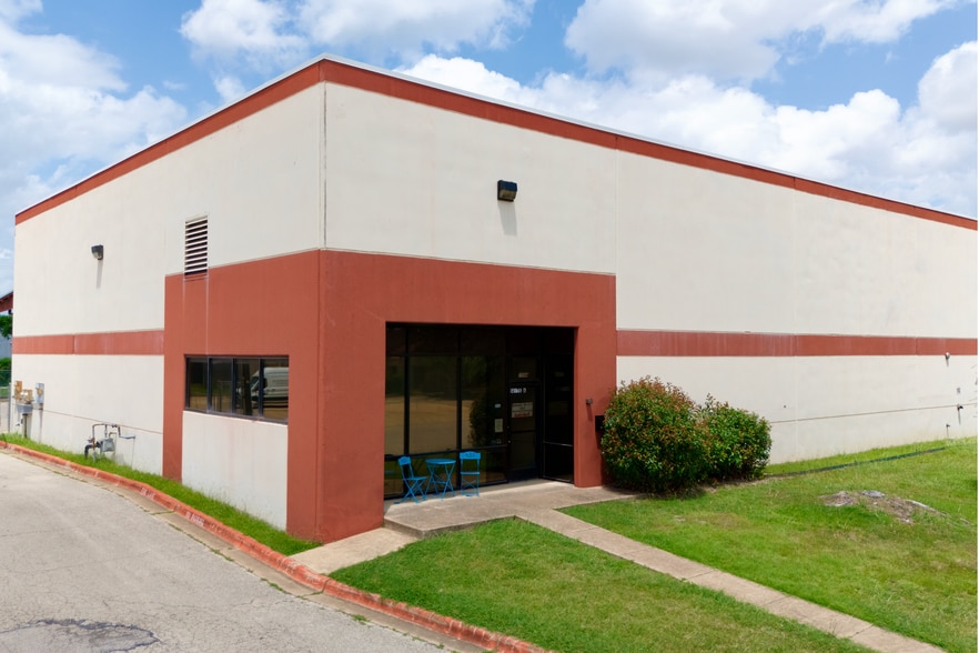 2004 Lamar Dr, Round Rock, TX for lease - Building Photo - Image 2 of 10