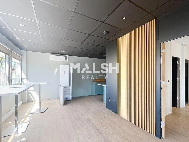 Office in Bron for lease - Interior Photo - Image 3 of 14