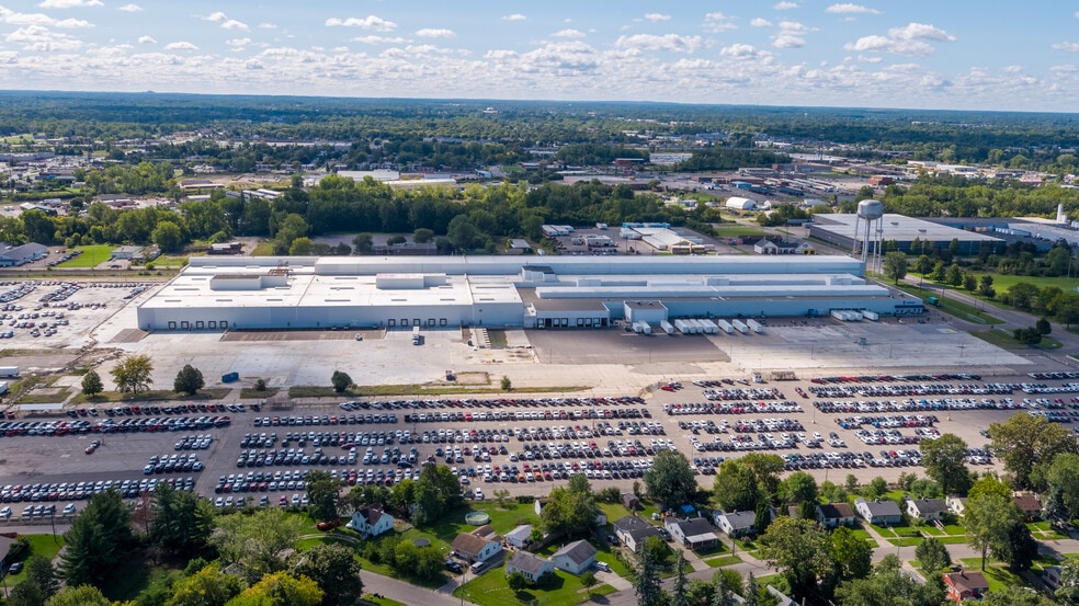 1101 N Center Rd, Flint, MI for lease - Building Photo - Image 2 of 10