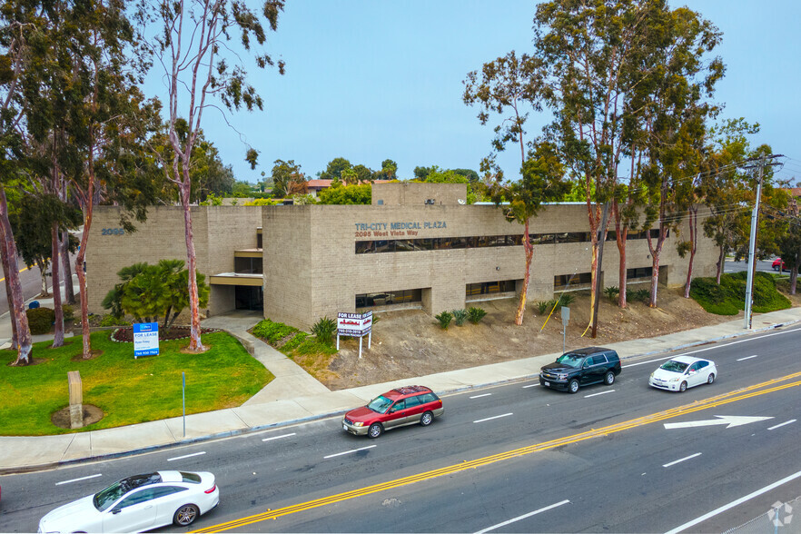 2095 W Vista Way, Vista, CA for lease - Building Photo - Image 1 of 6