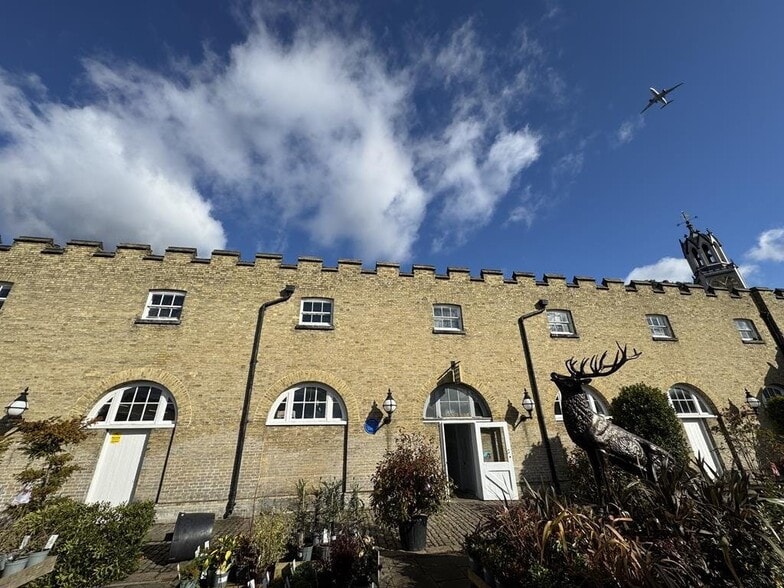 8 Kew Bridge Ct, London for lease - Building Photo - Image 1 of 10