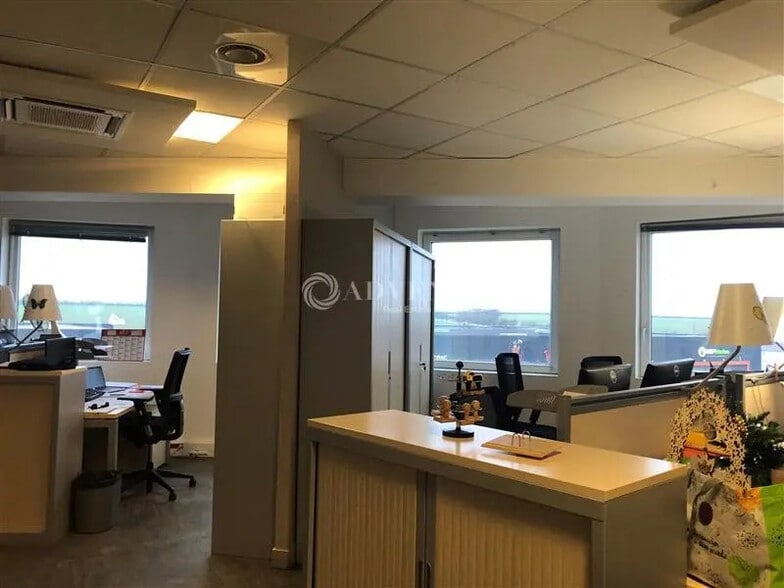 Office in Plaisir for lease - Building Photo - Image 3 of 5