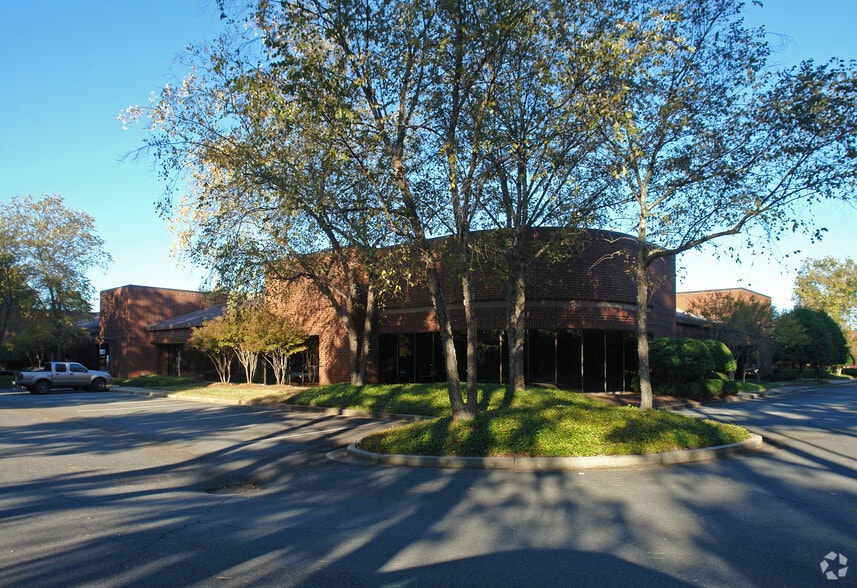 6611 Bay Cir, Peachtree Corners, GA for lease - Building Photo - Image 2 of 8