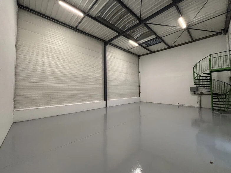 Flex in Taverny for lease - Interior Photo - Image 3 of 7