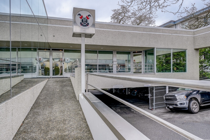 915 Esquimalt Rd, Victoria, BC for sale - Building Photo - Image 2 of 6
