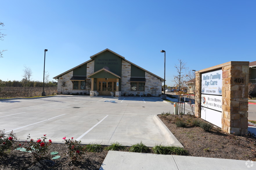 401 Exchange Blvd, Hutto, TX for lease - Primary Photo - Image 1 of 11