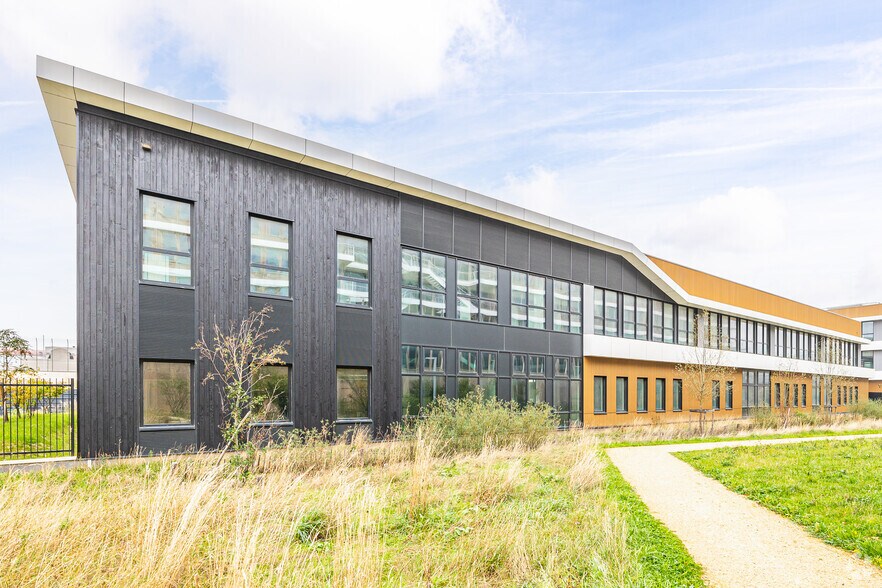 Flex in Nanterre for lease - Building Photo - Image 2 of 3