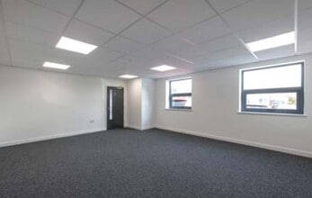 Field Way, Greenford for lease Interior Photo- Image 2 of 2