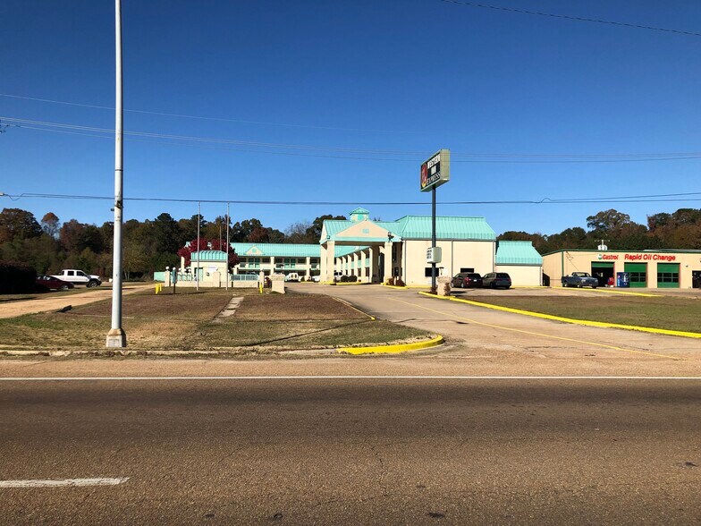 28077 Highway 28, Hazlehurst, MS 39083 Western Inn Express