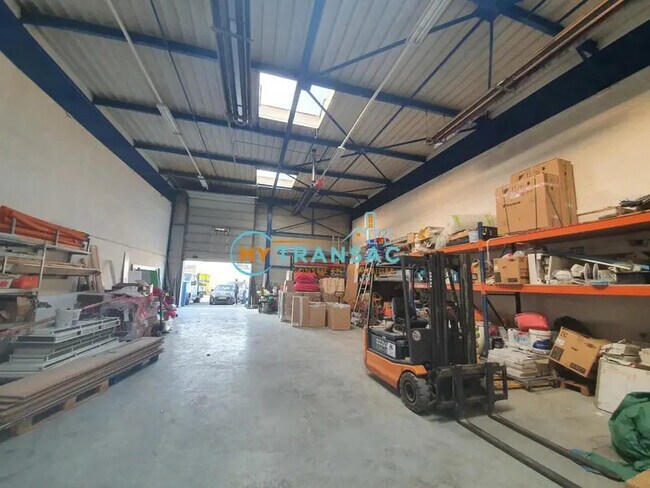 Location Local d'activités 1 043 m²
