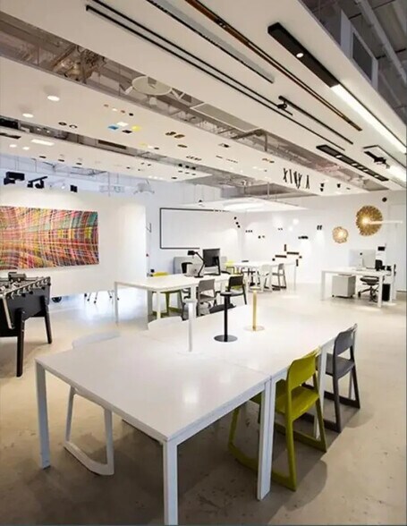 Retail in Nantes for lease - Interior Photo - Image 2 of 7