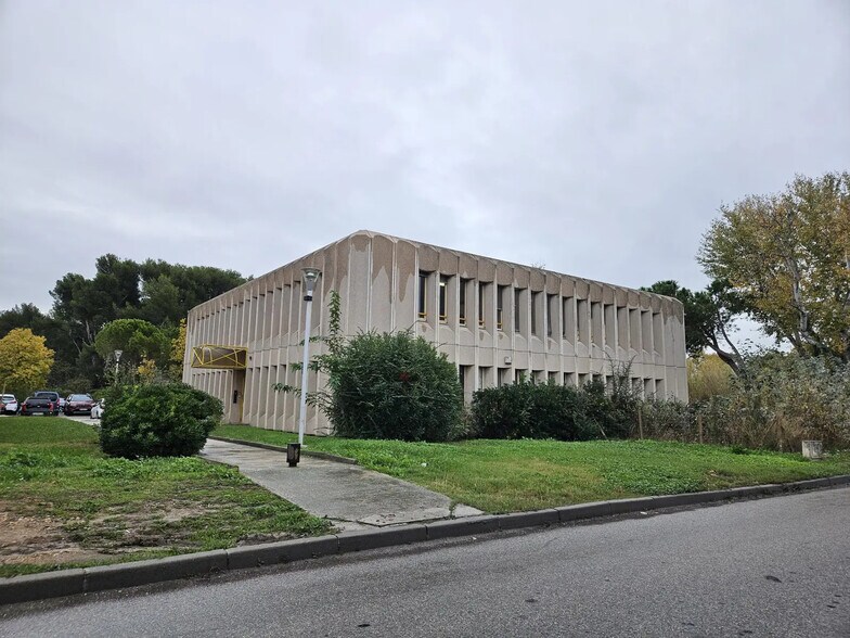 Office in Vitrolles for lease - Building Photo - Image 1 of 19