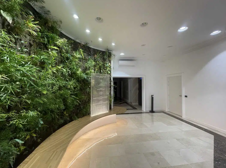Office in Paris for lease - Lobby - Image 2 of 3
