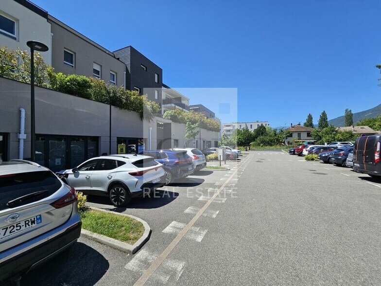 Flex in Meylan for sale - Building Photo - Image 2 of 9