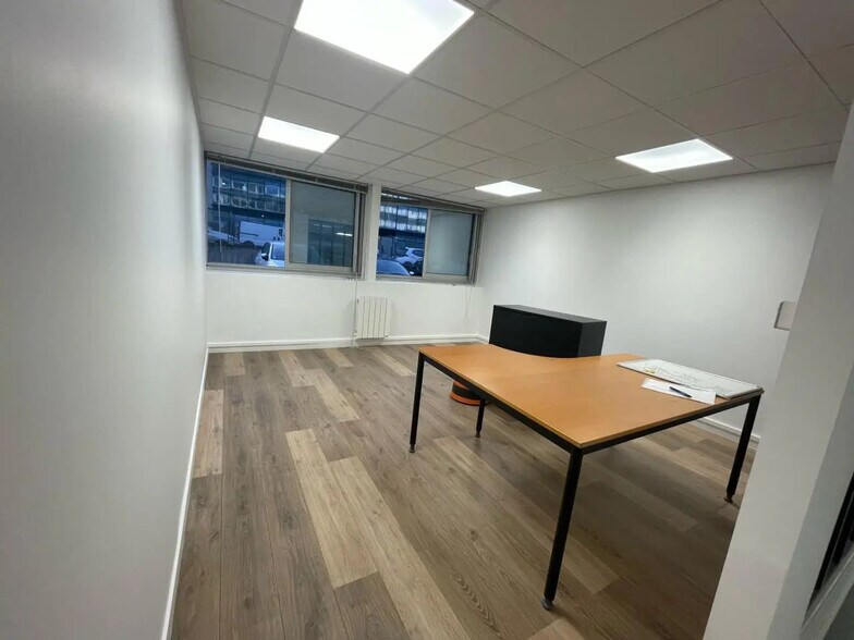 Flex in Nanterre for lease - Interior Photo - Image 3 of 14
