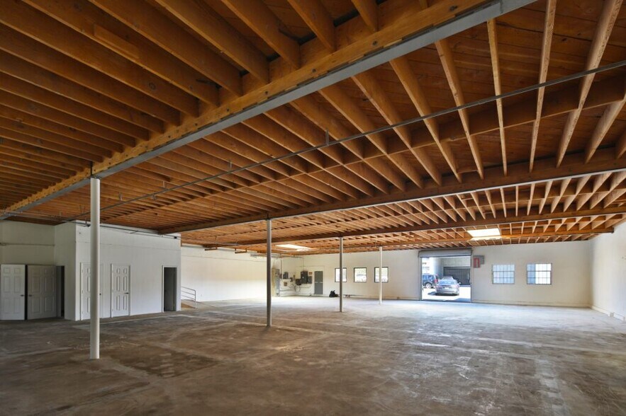 2230 S Barrington Ave, Los Angeles, CA for sale - Interior Photo - Image 3 of 5
