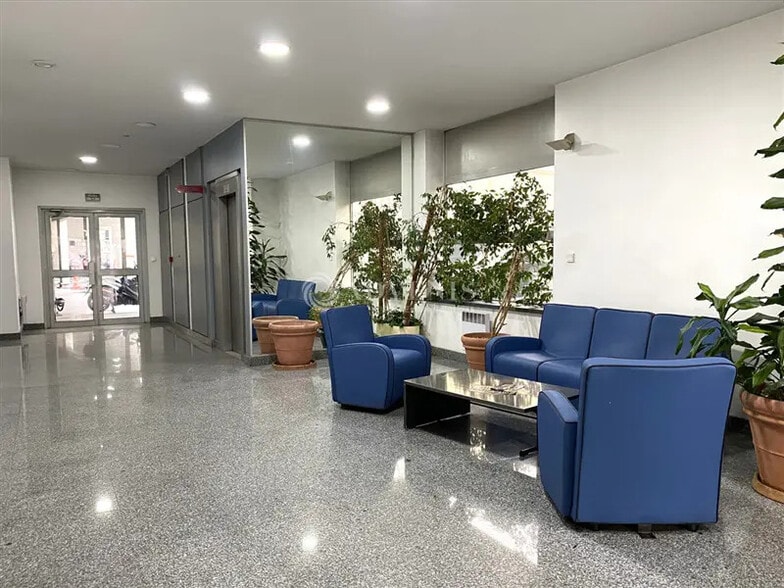Office in Saint-Ouen-sur-Seine for lease - Lobby - Image 2 of 8