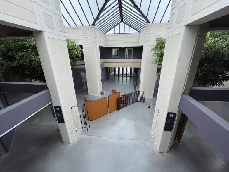 Flex in Herblay-sur-Seine for lease - Lobby - Image 3 of 9