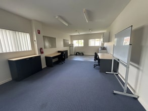 967 Logan Rd, Holland Park West for lease Interior Photo- Image 2 of 4