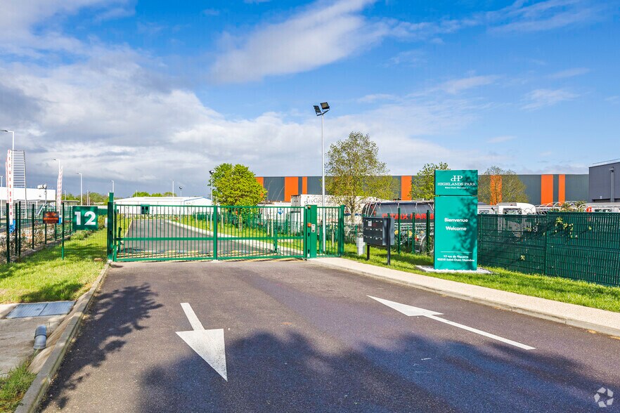 Office in SAINT-OUEN-L'AUMONE for lease - Primary Photo - Image 2 of 2