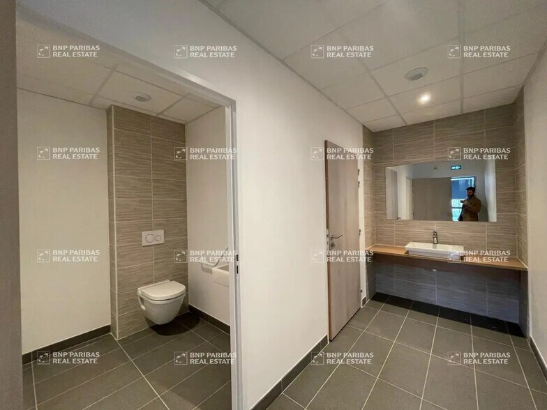 Office in Saint-Martin-du-Vivier for sale - Building Photo - Image 3 of 9