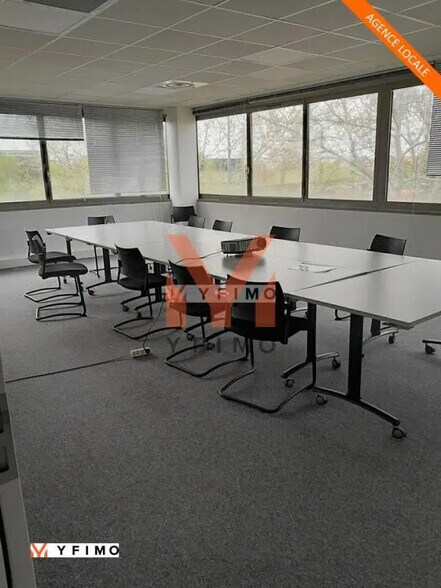 Office in Poissy for lease - Interior Photo - Image 1 of 6