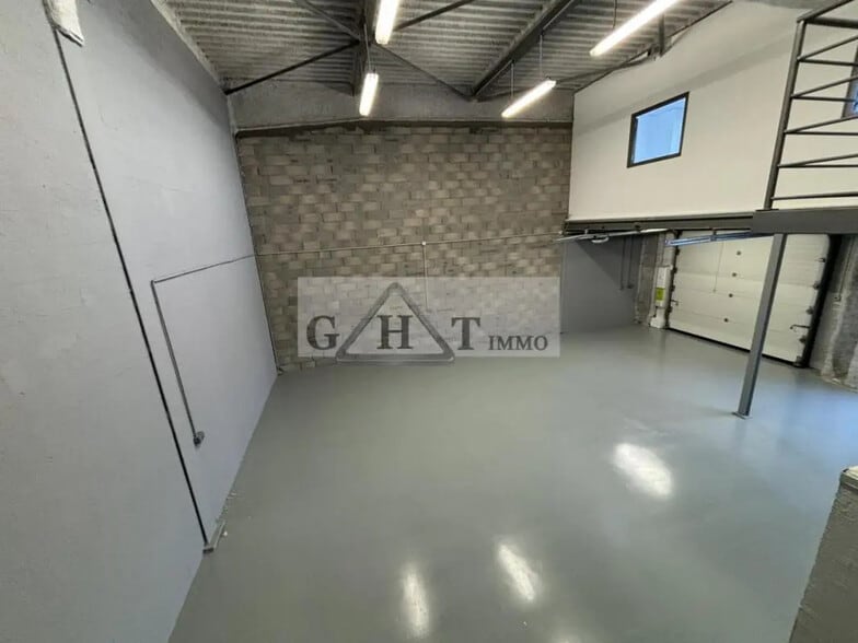 Industrial in Villeneuve-la-Garenne for lease - Interior Photo - Image 2 of 5