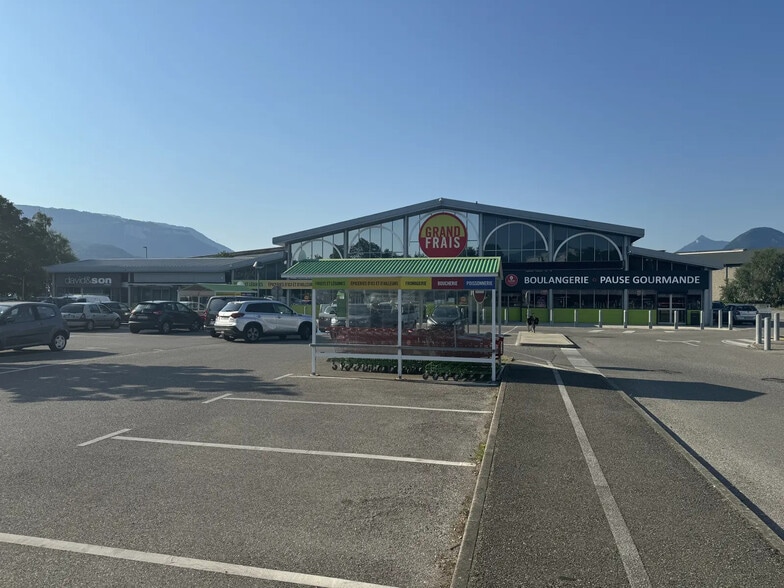 Retail in Échirolles for lease - Building Photo - Image 1 of 6