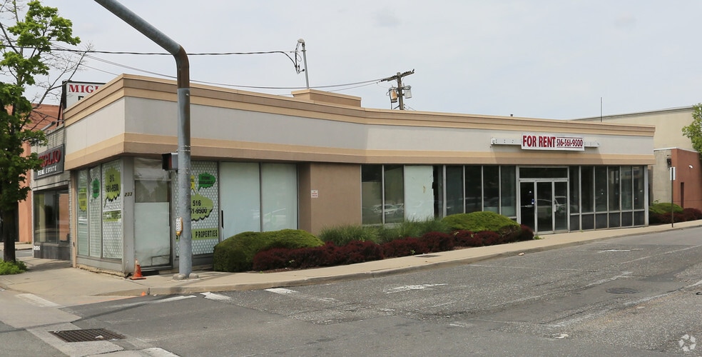 233 W Merrick Rd, Valley Stream, NY for lease - Primary Photo - Image 1 of 4
