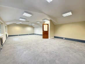 Pebble Close, Tadworth for lease Interior Photo- Image 2 of 9