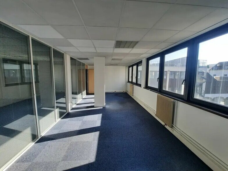 Office in Rouen for lease - Building Photo - Image 3 of 17