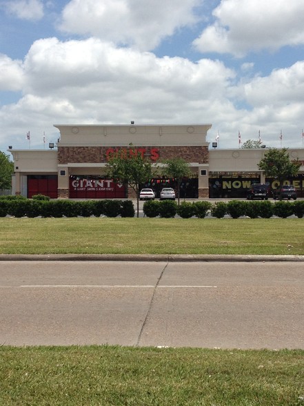 2731-2801 Red Bluff Rd, Pasadena, TX for lease - Building Photo - Image 3 of 10