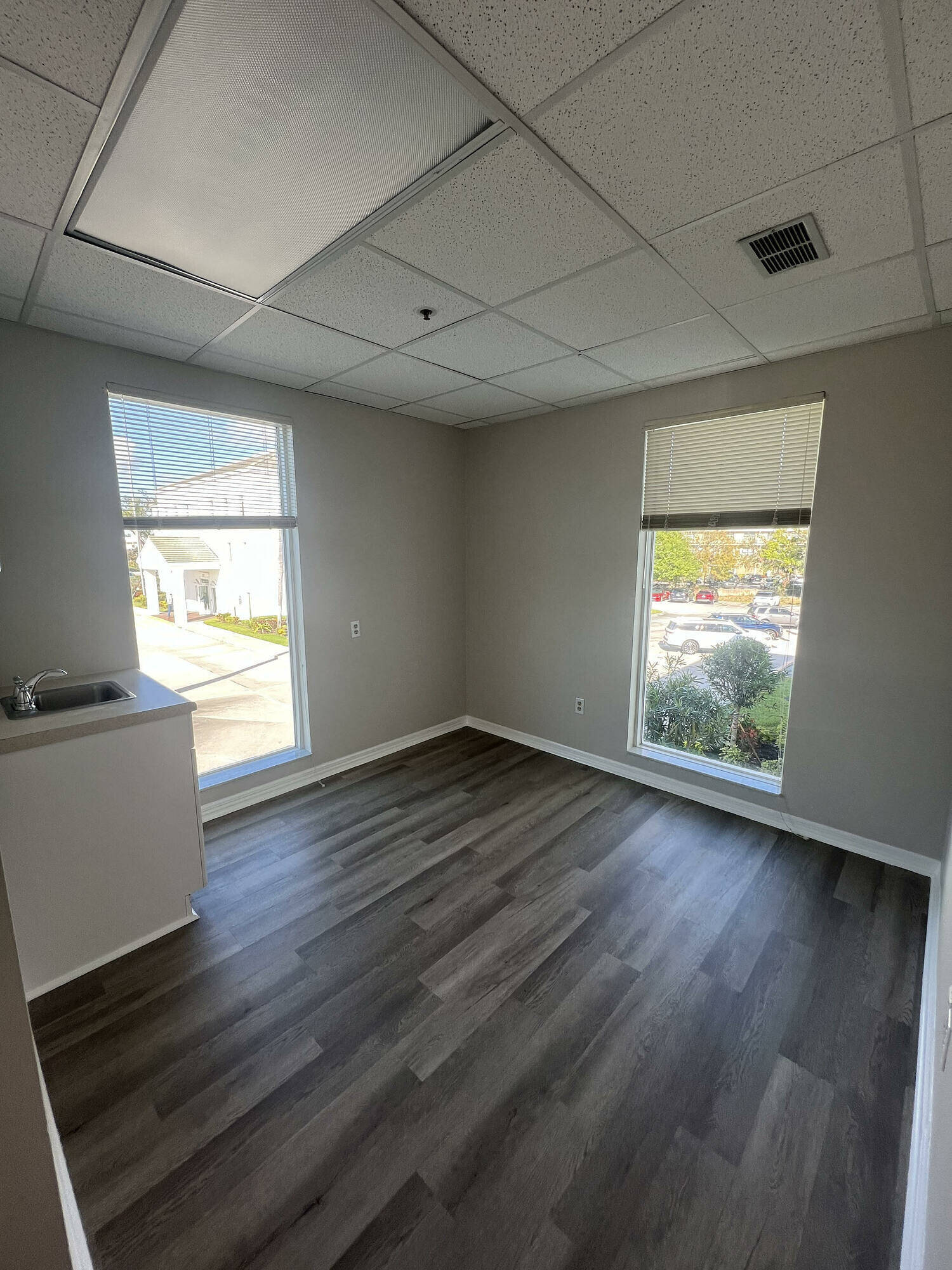 1219 S East Ave, Sarasota, FL for lease Interior Photo- Image 1 of 9