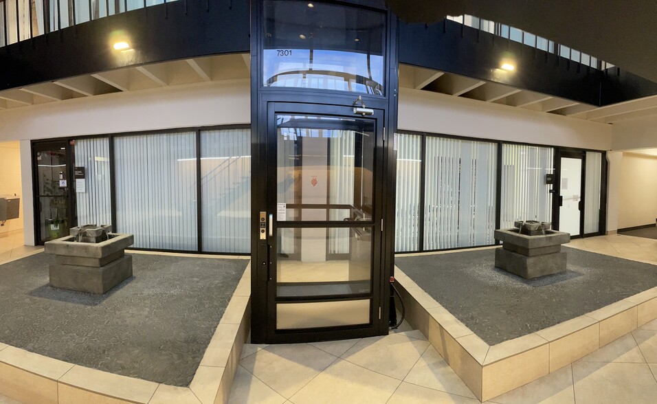 7301-7337 N Lincoln Ave, Lincolnwood, IL for lease - Lobby - Image 2 of 5