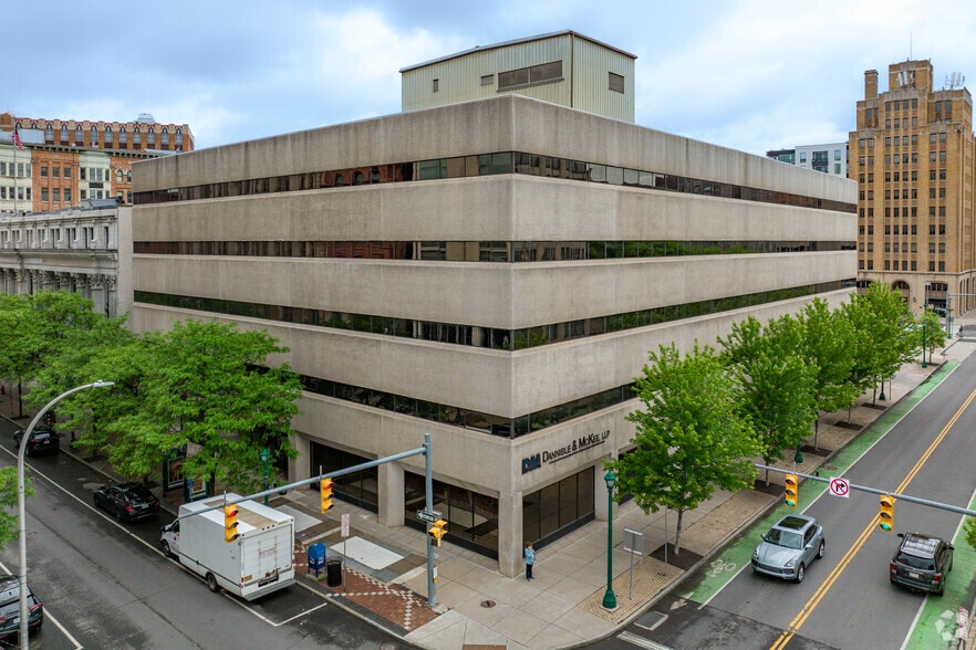 221 S Warren St, Syracuse, NY for lease - Primary Photo - Image 1 of 6