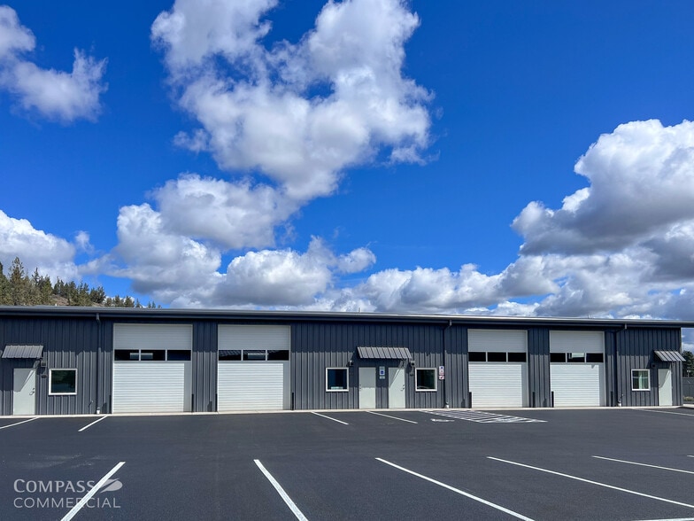 64415 Strickler Ave, Bend, OR for lease - Building Photo - Image 3 of 13