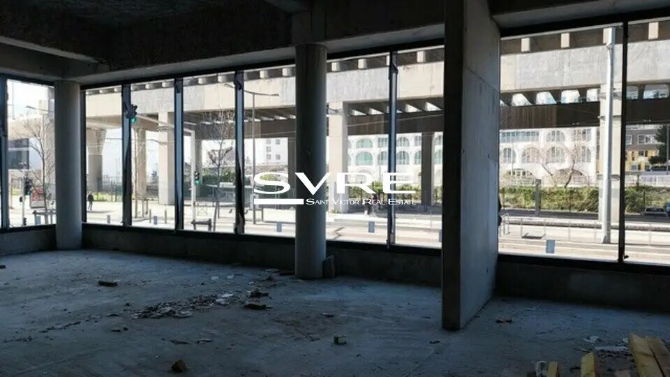 Retail in Marseille for lease - Interior Photo - Image 2 of 3