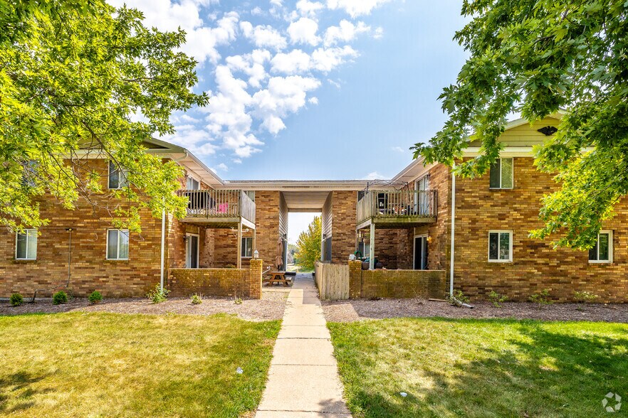 73 Manor Dr, Park View, IA for sale - Building Photo - Image 3 of 9