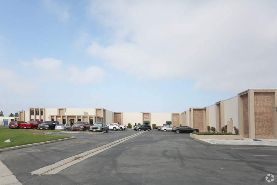 3911-3921 E La Palma Ave, Anaheim, CA for lease - Building Photo - Image 2 of 10