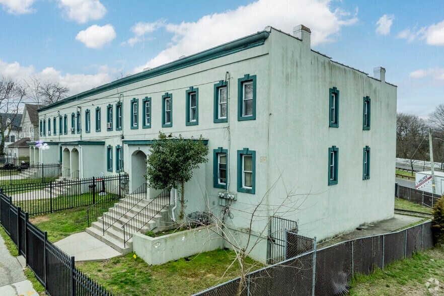 21-31 Linden Pl, Hempstead, NY for sale - Building Photo - Image 1 of 1