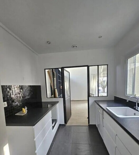 Office in Montreuil for lease - Building Photo - Image 3 of 6