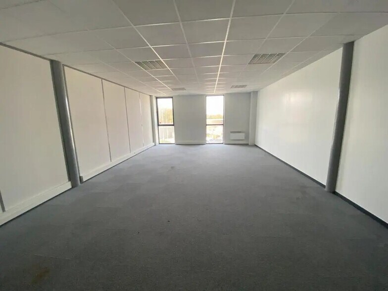 Office in Nogent-le-Phaye for lease - Interior Photo - Image 2 of 31